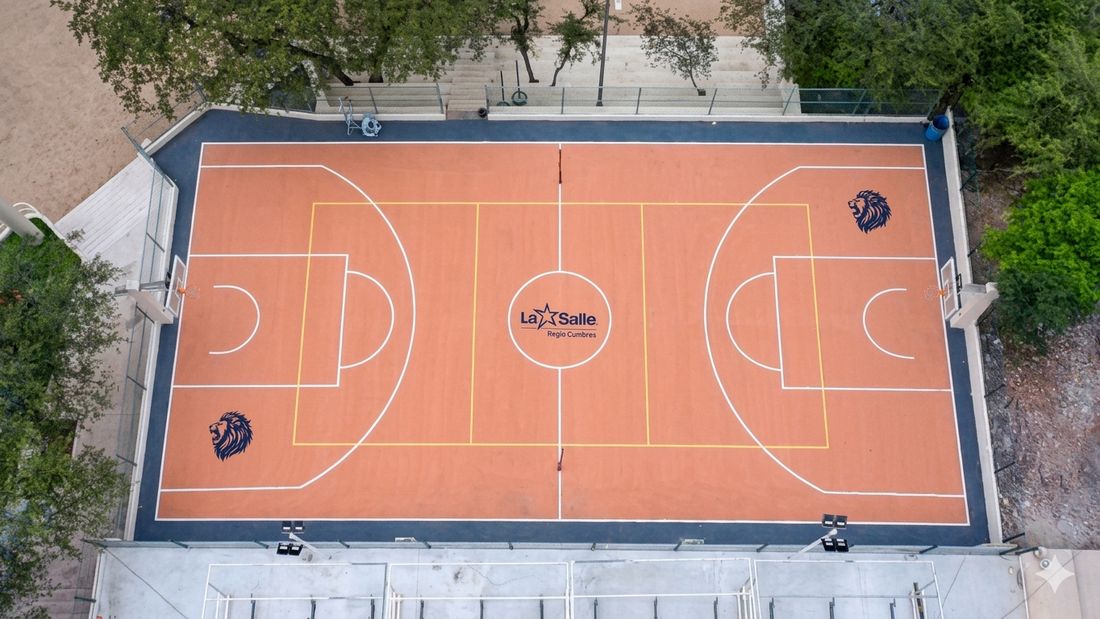 Cancha de básquetbol vista aérea con acabado profesional
