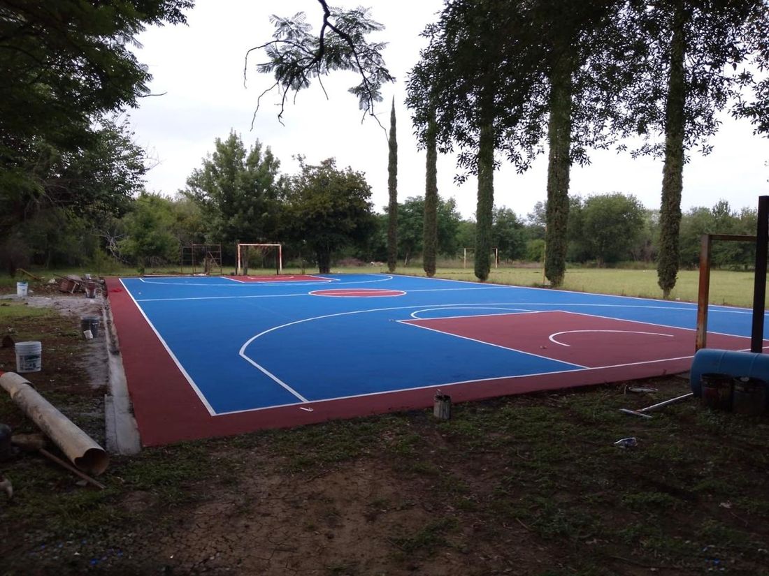Cancha azul y roja en área campestre