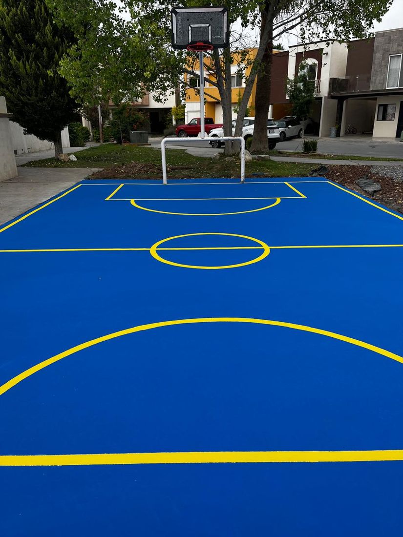 Cancha azul con líneas amarillas